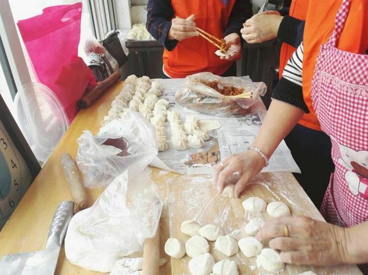 怀来爱心在路上公益群携手怀来爱心车队与老人共度重阳节