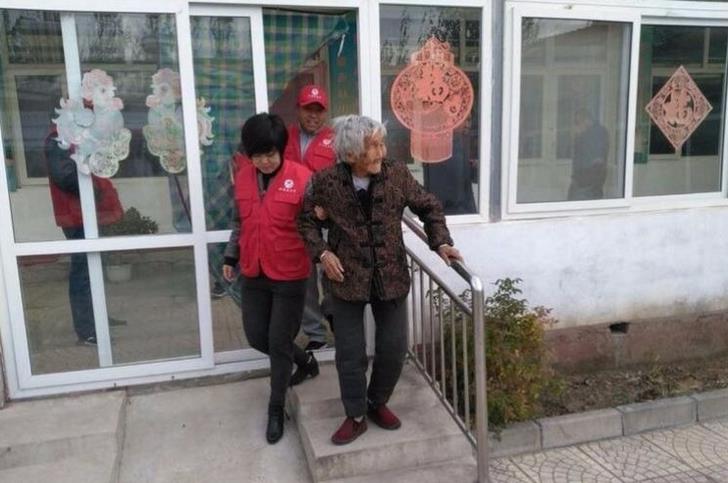 怀来爱心在路上公益群携手怀来爱心车队与老人共度重阳节