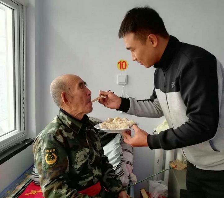 怀来爱心在路上公益群携手怀来爱心车队与老人共度重阳节